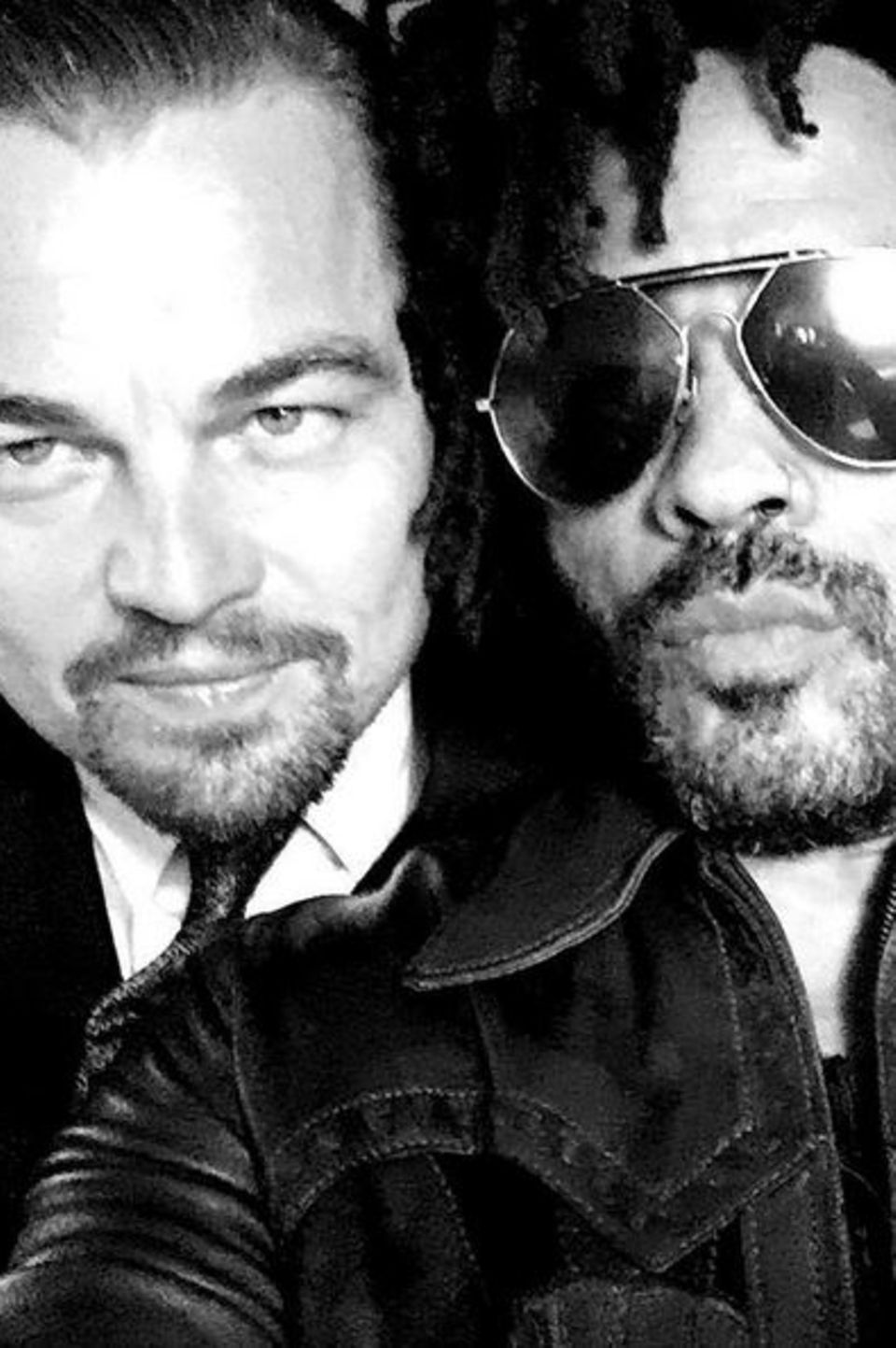 27. Juli 2017 "Leonardo DiCaprio Foundation"-Gala: Hollywoodstar Leonardo DiCaprio posiert mit Rockstar Lenny Kravitz für ein Selfie. 27. Juli 2017 "Leonardo DiCaprio Foundation"-Gala: Hollywoodstar Leonardo DiCaprio posiert mit Rockstar Lenny Kravitz für ein Selfie.