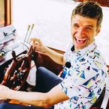 26. Juli 2017   Schiff ahoi! Mit einem lustigen Foto grüßt Bayern-Star Thomas Müller aus Singapur.