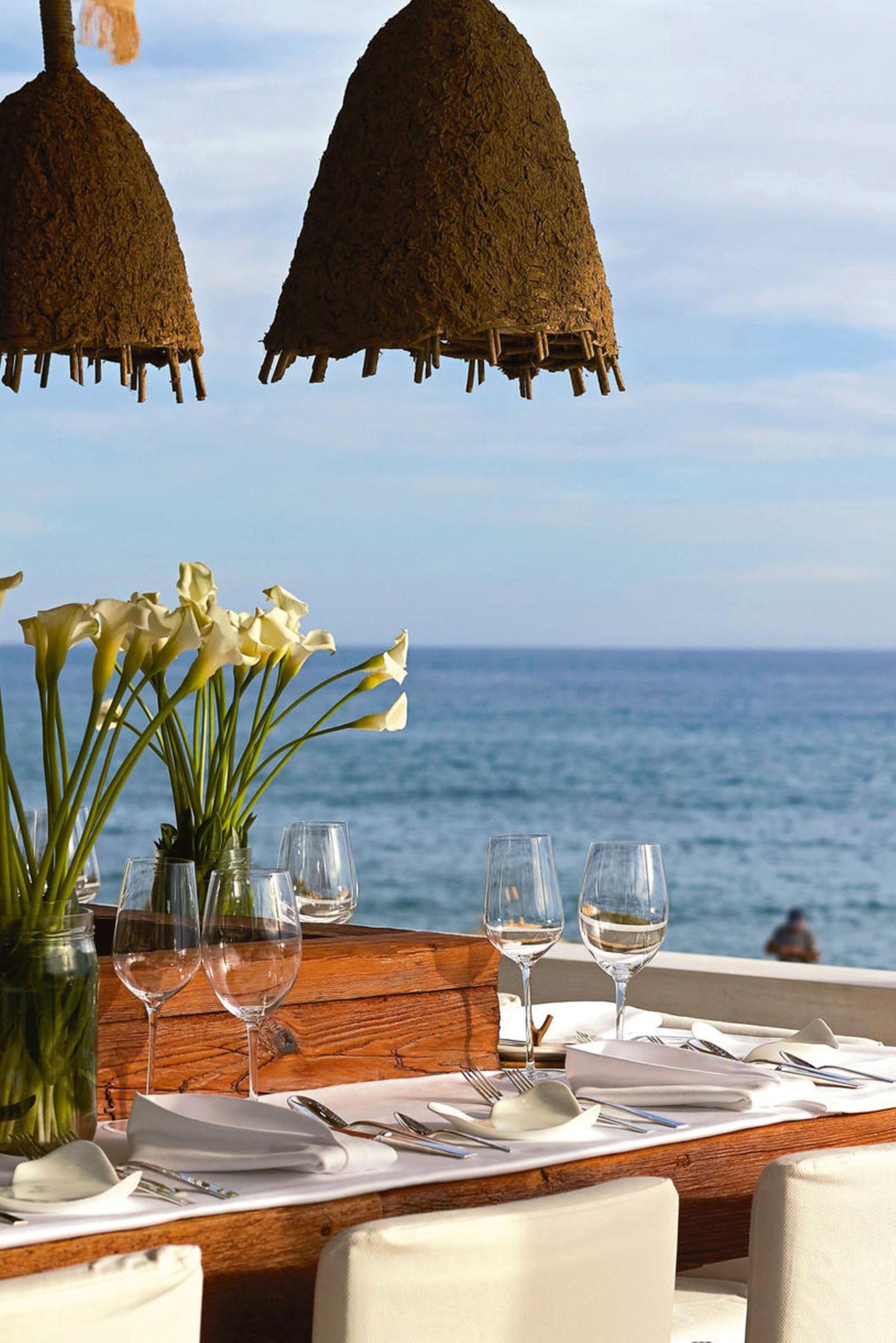 Atlantik im Blick: Das mit zwei Michelin-Sternen ausgezeichnete Restaurant "Vila Joya Sea" gehört zu Portugals besten Adressen. Am Abend wird es romantisch, wenn die vielen kleinen Windlichter auf den Felsen vor dem Restaurant leuchten. Dann schimmern die Klippen mit dem Meer um die Wette. "Vila Joya Sea", im Hotel "Vila Joya", Estrada da Galé, Albufeira/ Portugal