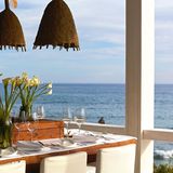 Atlantik im Blick: Das mit zwei Michelin-Sternen ausgezeichnete Restaurant "Vila Joya Sea" gehört zu Portugals besten Adressen. Am Abend wird es romantisch, wenn die vielen kleinen Windlichter auf den Felsen vor dem Restaurant leuchten. Dann schimmern die Klippen mit dem Meer um die Wette. "Vila Joya Sea", im Hotel "Vila Joya", Estrada da Galé, Albufeira/ Portugal