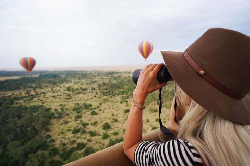 Einen auch so schon sagenhaften Ausblick schmücken bunte Heißluftballons über Kenias Savanne. Dank des Fernglases hat Schauspielerin Julianne Hough alles im Blick. Einen auch so schon sagenhaften Ausblick schmücken bunte Heißluftballons über Kenias Savanne. Dank des Fernglases hat Schauspielerin Julianne Hough alles im Blick.
