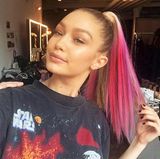 Ja, Pink steht dir auch! Topmodel Gigi Hadid geht aber lieber kein farbliches Risiko ein, und trägt stattdessen dieses Haarteil als Pferdeschwanz.