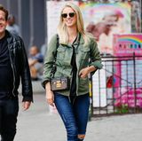 Was für ein cooler, lässiger Look! Nicky Hilton kombiniert mit Jeans, Gucci Loafern, Piloten-Sonnenbrille und angesagter Box-Bag von Louis Vuitton, ein perfektes Outfit. Der kleine Babybauch wird hier allerdings ein wenig kaschiert.