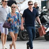 Ihren Sommer verbringen Nicky Hilton und ihr Mann James Rothschild in St.Tropez. Die schwangere Hotelerbin trägt zur Jeans-Shorts eine weite Tunika.