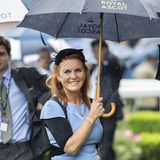 Auch Royals stehen mal im Regen. Sarah Ferguson machte diese Erfahrung gerade in Ascot. Nur gut, dass es an der Pferderennstrecke feste Regenschirme gibt.