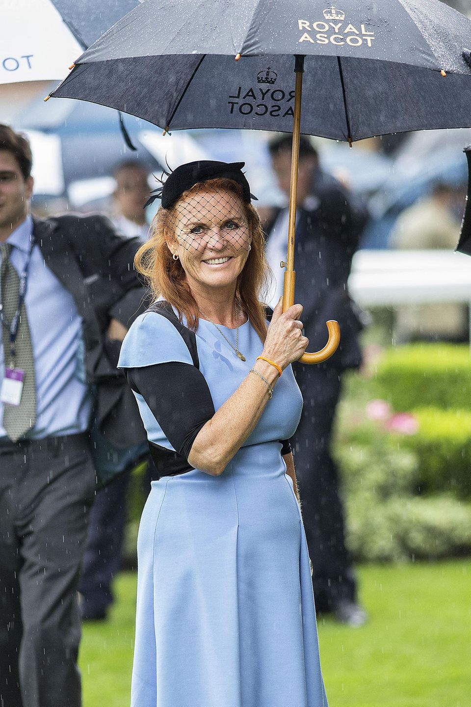 Auch Royals stehen mal im Regen. Sarah Ferguson machte diese Erfahrung gerade in Ascot. Nur gut, dass es an der Pferderennstrecke feste Regenschirme gibt. Auch Royals stehen mal im Regen. Sarah Ferguson machte diese Erfahrung gerade in Ascot. Nur gut, dass es an der Pferderennstrecke feste Regenschirme gibt.