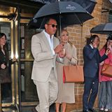 Wir fühlen mit dir, J.Lo! Nur gut, dass dir dein Freund Alex Rodriguez den Regenschirm hält.