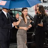 Hollywood-Schönheit Jessica Biel trägt ihre Haare passend zum New Yorker Regenwetter im dezenten Wet-Look