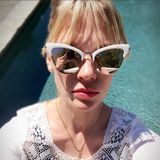 Wow! January Jones' verspiegelte Katzenaugen-Brille ist nicht nur der perfekte Augenschutz, sondern auch ein echter Blickfang.