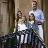 31. Juli 2017  Das alljährliche Sommershooting in Palma de Mallorca stand wieder einmal für König Felipe, Königin Letizia und die beiden Töchter Prinzessin Leonor und Prinzessin Sofia an. In den Gärten des Marvient-Palast zeigten die Vier wieder einmal als absolute Bilderbuch-Familie 