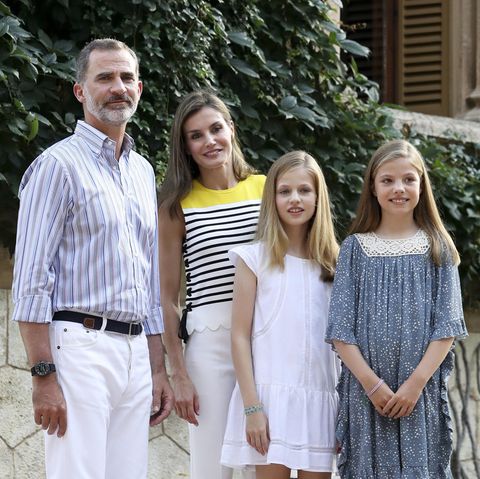 31. Juli 2017  König Felipe ist sichtlich stolz auf seine drei hübschen Frauen. Alle tragen ein sommerlich legeres Outfit