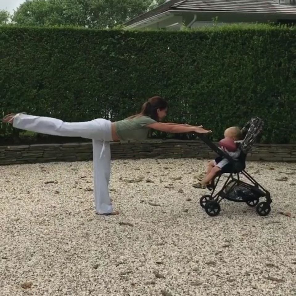 Wer sagt, dass eine frischgebackene Mutter keine Zeit fürs Training hat: In einem spaßigen Video auf Instagram, zeigt Hilaria Baldwin ihre Yoga-Skills.