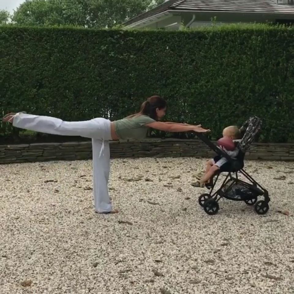 Wer sagt, dass eine frischgebackene Mutter keine Zeit fürs Training hat: In einem spaßigen Video auf Instagram, zeigt Hilaria Baldwin ihre Yoga-Skills. Wer sagt, dass eine frischgebackene Mutter keine Zeit fürs Training hat: In einem spaßigen Video auf Instagram, zeigt Hilaria Baldwin ihre Yoga-Skills.