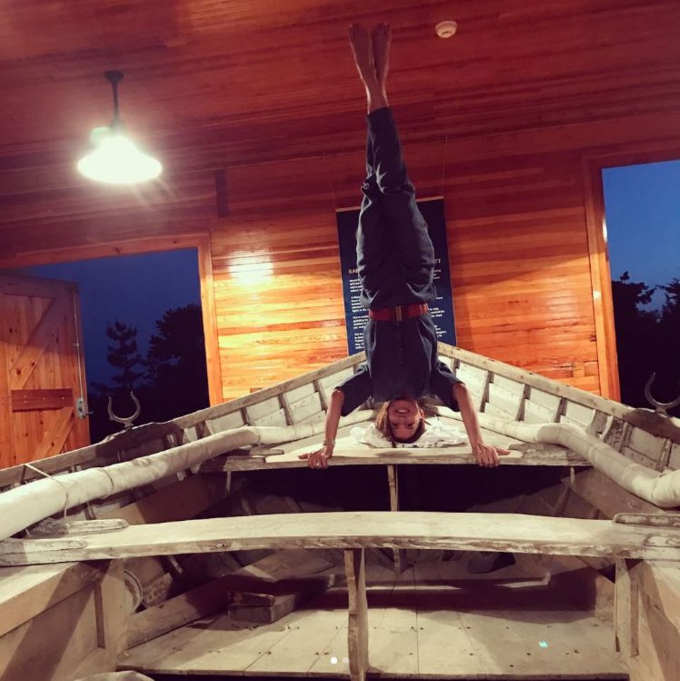 Handstand auf einem historischen Boot? Für Hilaria Baldwin kein Problem! Handstand auf einem historischen Boot? Für Hilaria Baldwin kein Problem!