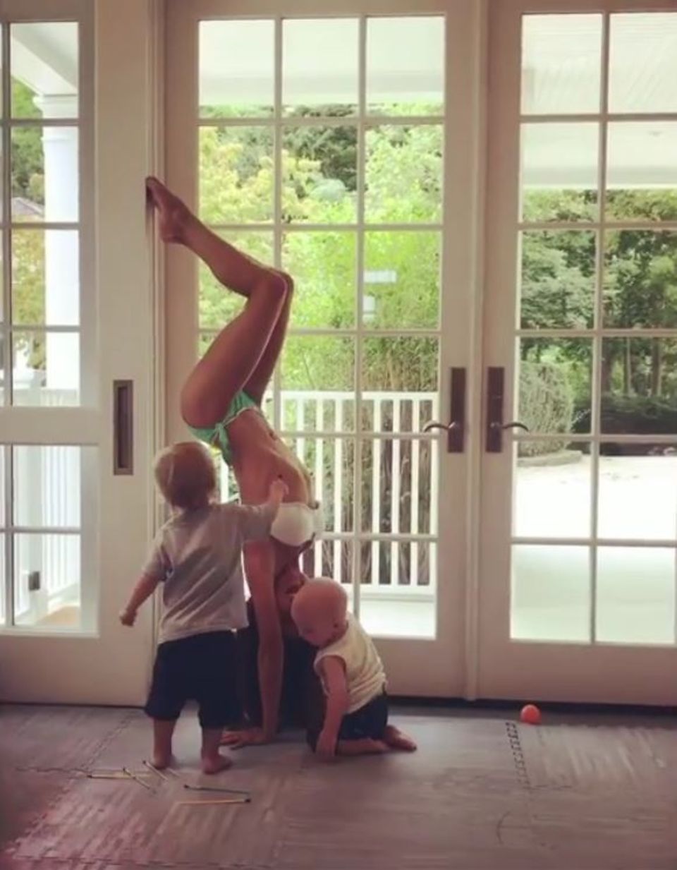 "Es gibt nichts Schöneres als geknutscht und angemalt zu werden, während man Yoga macht", postet Hilaria Baldwin scherzend.