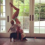 "Es gibt nichts Schöneres als geknutscht und angemalt zu werden, während man Yoga macht", postet Hilaria Baldwin scherzend.