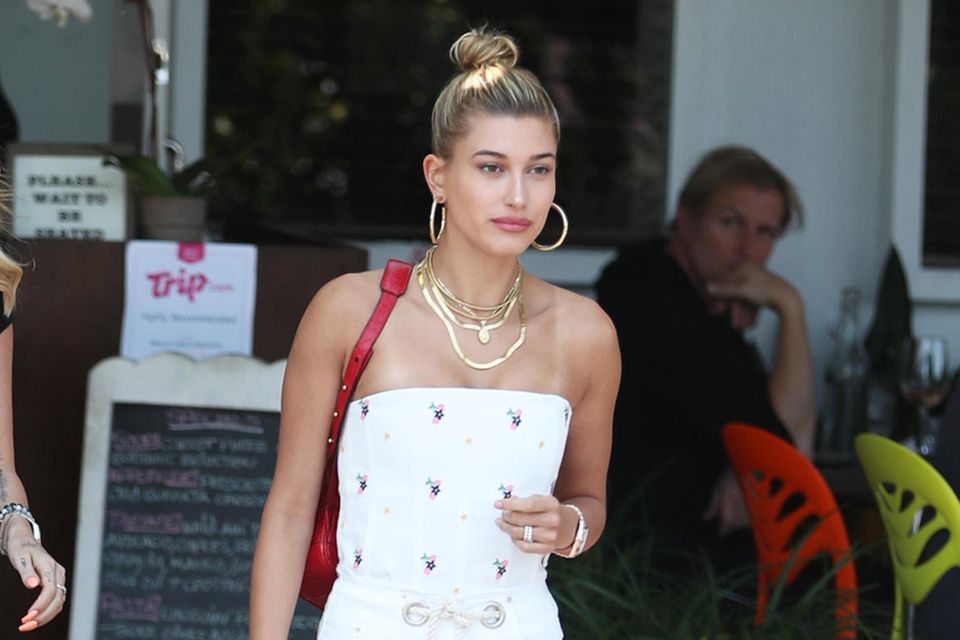 Style Blog: Hailey Baldwin setzt auf ein sommerliches Set mit Bustier und weiter Hose. Süß dazu: klassische Derby-Schnürschuhe Hailey Baldwin setzt auf ein sommerliches Set mit Bustier und weiter Hose. Süß dazu: klassische Derby-Schnürschuhe