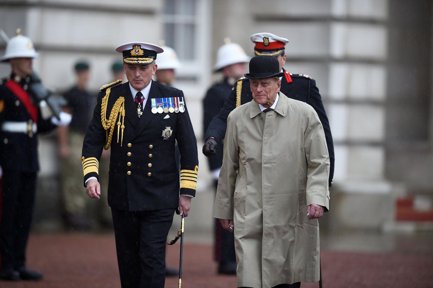 2. August 2017  Im Alter von 96 Jahren absolviert Prinz Philip, der Ehemann der Queen, seinen letzten offiziellen Termin. Vor dem Buckingham Palace nimmt er eine Militärparade der Royal Marines ab. Seinen Ruhestand hat er sich nun mehr als nur verdient. Die Anzahl seiner Termine verblüfft: