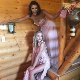 Bei der Hochzeit von Julianne Hough ist "Vampire Diaries"-Star Nina Dobrev eine von vielen Brautjungfern und strahlt in einem rosa Mädchentraum. Ihr Kleid besteht aus mehreren Lagen Tüll und Chiffon, ist mit Blumen verziert und kommt in einem zarten Ton daher.