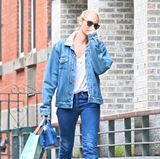 Candice Swanepoel möchte lieber nicht von den Paparazzi erkannt werden. Das klappt im lockeren Jeans-Look und Sonnenbrille aber doch nur bedingt.