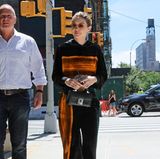 Stylisch ist der samtige Jogging-Anzug von Gigi Hadid allemal, aber Schlabberlook bleibt Schlabberlook!