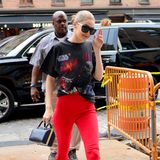 Und tschüß, Style! Gigi Hadid schlendert im Star-Wars-Shirt und roter Schlaghose durch New York.
