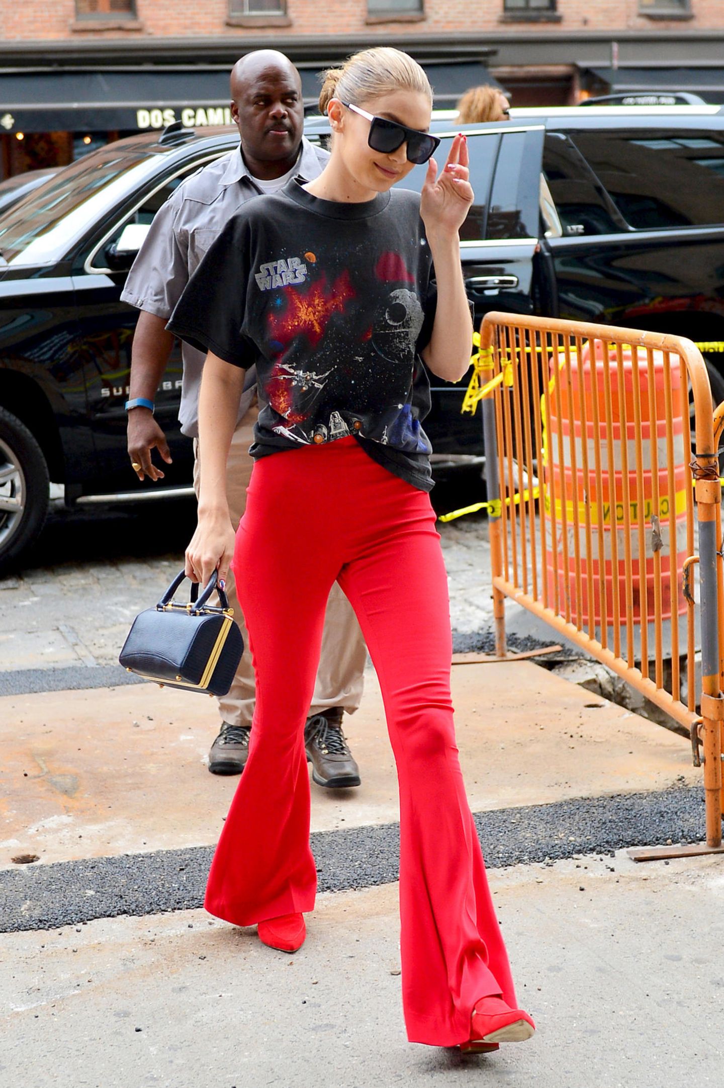 Und tschüß, Style! Gigi Hadid schlendert im Star-Wars-Shirt und roter Schlaghose durch New York.