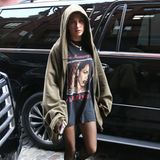 Hailey Baldwin ist als Großstadt-Mönch im übergroßen Hoodie zum Fanshirt und Netzstrümpfen wirklich kaum zu erkennen.