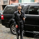 Boxer-Style: In der schwarzen Regenjacke-Jogginghosen-Kombi macht Bella Hadid einen ganz gefährlichen Eindruck.