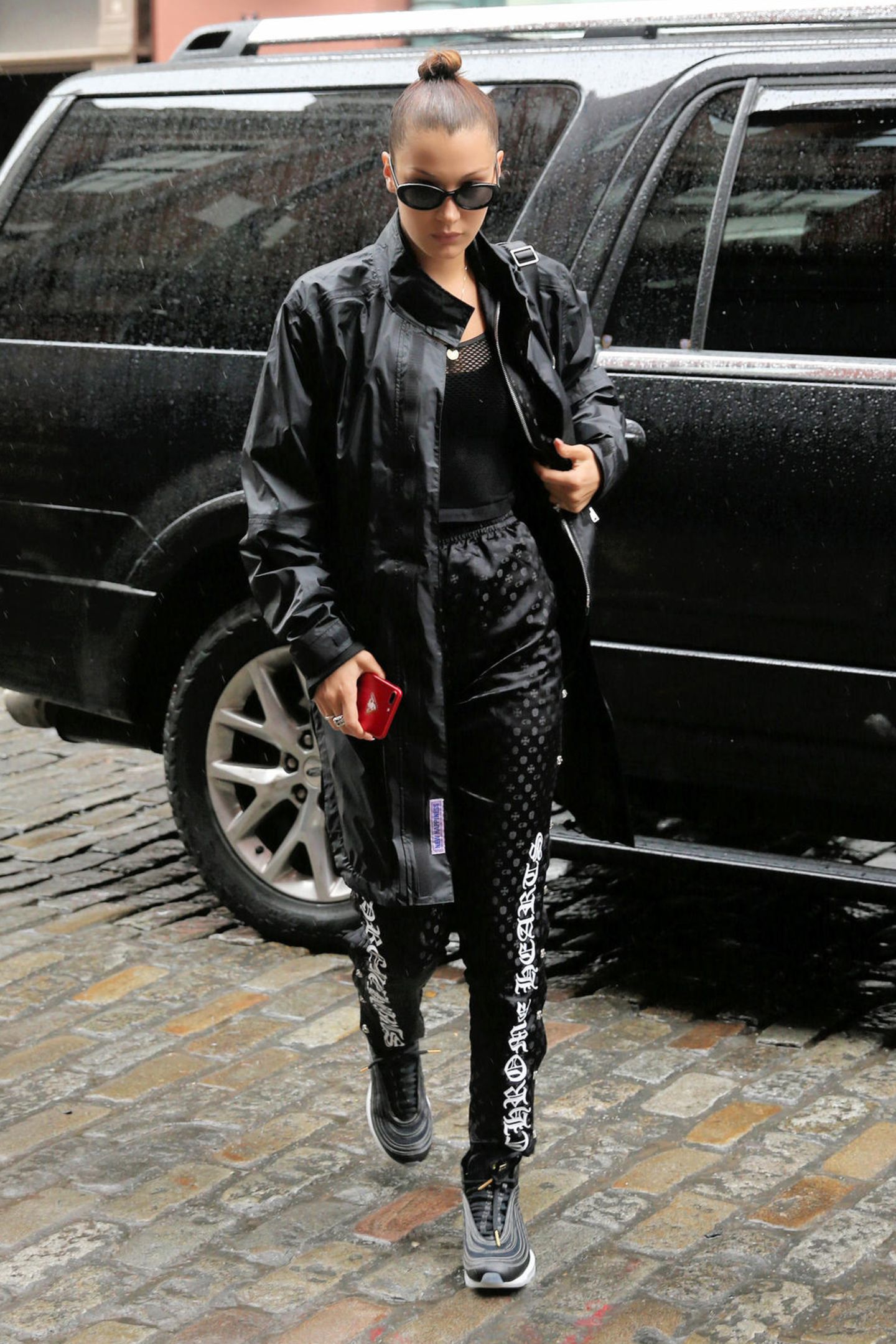 Boxer-Style: In der schwarzen Regenjacke-Jogginghosen-Kombi macht Bella Hadid einen ganz gefährlichen Eindruck.