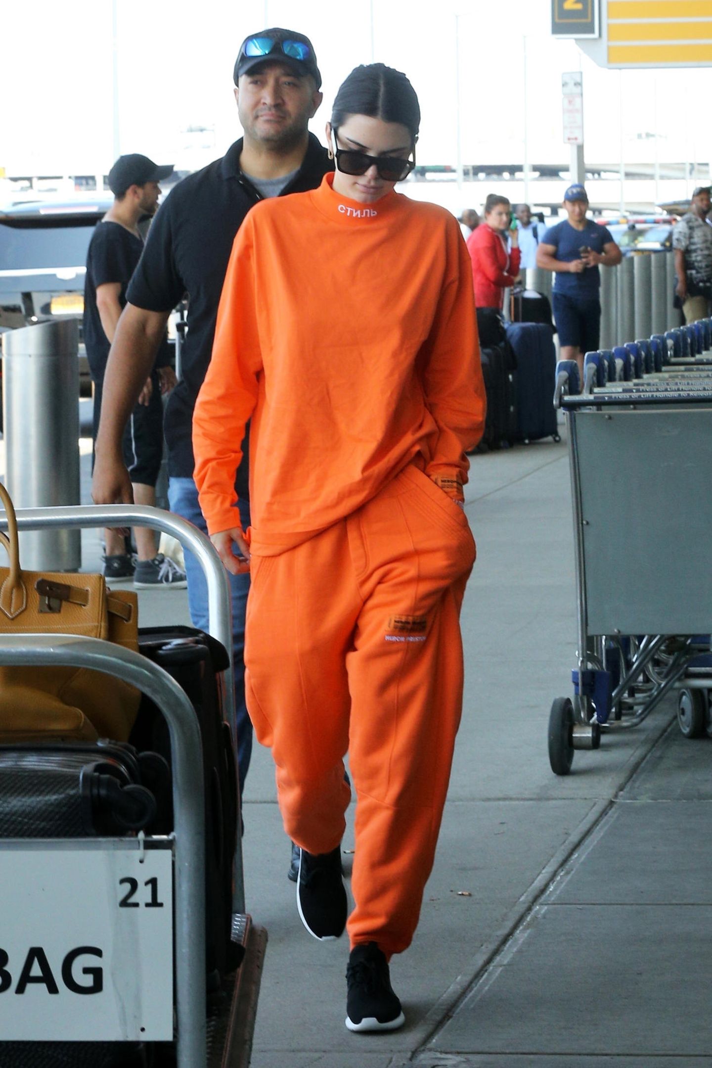 Ob Kendall Jenner wohl Fan der Frauengefängnis-Serie "Orange Is The New Black" ist? Der knallige Jogginganzug im Jailhouse-Look lässt das zumindest vermuten.