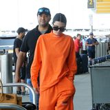 Ob Kendall Jenner wohl Fan der Frauengefängnis-Serie "Orange Is The New Black" ist? Der knallige Jogginganzug im Jailhouse-Look lässt das zumindest vermuten.
