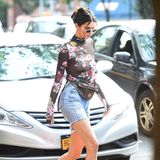 Ohne BH im durchsichtigen Rosen-Top zur abgeschnittenen Jeans sorgt Kendall Jenner höchstens für gehobenen Augenbrauen.