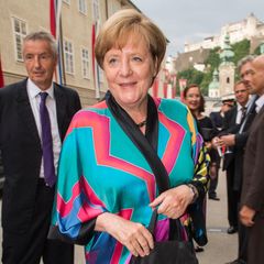 Bei den Salzburger Festspielen zeigt sich Angela Merkel in diesem Jahr ungewohnt farbenfroh. Für die Premiere von "Lady Macbeth von Mzensk" hat sich die Bundeskanzlerin für diesen auffälligen Seiden-Kimono entschieden, den sie mit schwarzer Hose kombiniert.