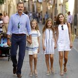 6. August 2017  Für den Stadtbummel und einen Museumsbesuch in Soller auf Mallorca haben sich König Felipe, Sofia, Leonor und Königin Letizia in Blau und Weiß farblich perfekt aufeinander abgestimmt. 