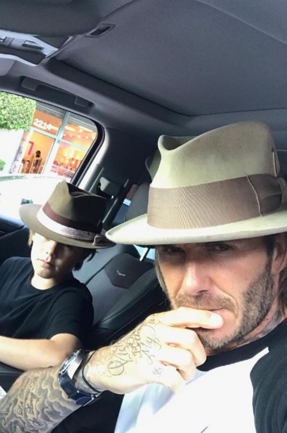 5. August 2017   Zwei verdammt coole Typen: Sohn Cruz Beckham und sein Vater David Beckham vertreiben sich die Zeit mit Selfies.