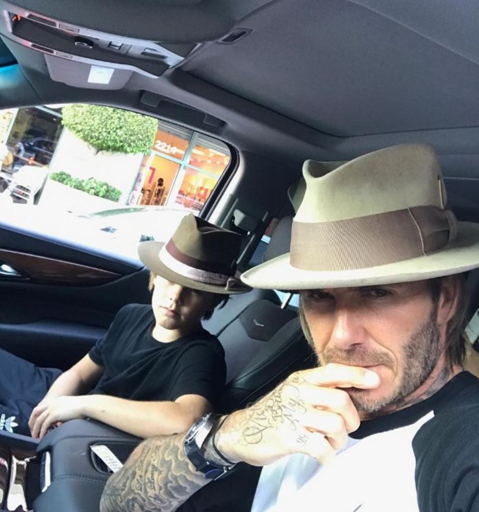 5. August 2017 Zwei verdammt coole Typen: Sohn Cruz Beckham und sein Vater David Beckham vertreiben sich die Zeit mit Selfies. 5. August 2017 Zwei verdammt coole Typen: Sohn Cruz Beckham und sein Vater David Beckham vertreiben sich die Zeit mit Selfies.
