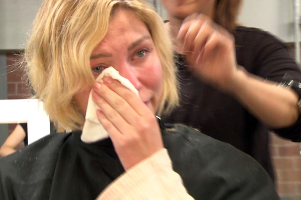 Curvy Supermodel: Beim Umstyling fließen Tränen: Der Abschied von ihren langen Haaren fällt Bianca nicht leicht. Beim Umstyling fließen Tränen: Der Abschied von ihren langen Haaren fällt Bianca nicht leicht.
