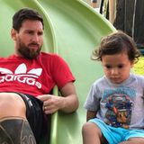 6. August 2017   Lionel Messi verbringt wertvolle Zeit mit seinem Jüngsten: Mateo.