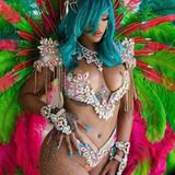 Beim "Cropover-Festival" auf Barbados zeigt sich Rihanna knapp bedeckt und bunt wie ein Paradiesvogel.