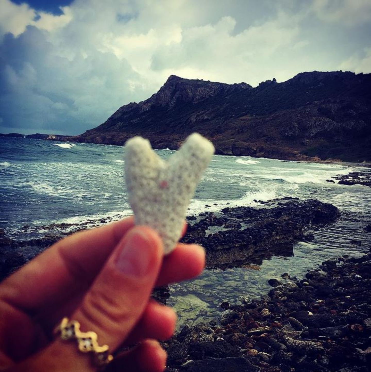 7. August 2017  Süßer Gruß aus dem Liebesurlaub mit ihrem Vito? Am Strand hat Heidi Klum einen Stein in Herzform gefunden und hält ihn vor die Kamera.