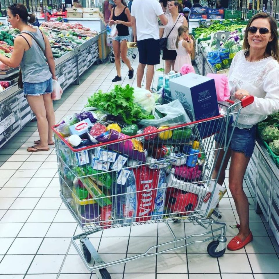 Sie wollte eigentlich bloß Milch einkaufen gehen, so Geri Horner. Aus dem harmlosen Vorhaben wurde dann ein maßloser Großeinkauf. Bleibt nur zu hoffen, dass die ehemalige "Spice Girls"-Sängerin, besser bekannt als Geri Halliwell, ein Auto mit großem Kofferraum auf dem Parkplatz stehen hat. Sie wollte eigentlich bloß Milch einkaufen gehen, so Geri Horner. Aus dem harmlosen Vorhaben wurde dann ein maßloser Großeinkauf. Bleibt nur zu hoffen, dass die ehemalige "Spice Girls"-Sängerin, besser bekannt als Geri Halliwell, ein Auto mit großem Kofferraum auf dem Parkplatz stehen hat.