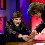 "Wenn alles andere so gut aussieht, muss ja irgendwas aus der Reihe tanzen", scherzt Ashton Kutcher über sein besonderes Körperteil und legt es – im wahrsten Sinne des Wortes – sogar auf den Tisch. In der Show von Jonathan Ross zeigt er, dass sein zweiter und dritter Zeh zusammengewachsen sind.