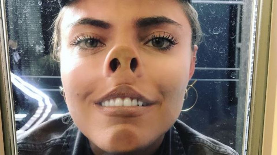 Sophia Thomalla macht Wahlkampf: Da drückt sie sich die Nase platt: "Ich schwör ich hab 'n schönen Charakter", postet Sophia Thomalla zu ihrem schrägen Foto. Da drückt sie sich die Nase platt: "Ich schwör ich hab 'n schönen Charakter", postet Sophia Thomalla zu ihrem schrägen Foto.