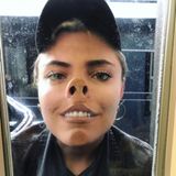 Da drückt sie sich die Nase platt: "Ich schwör ich hab 'n schönen Charakter", postet Sophia Thomalla zu ihrem schrägen Foto.