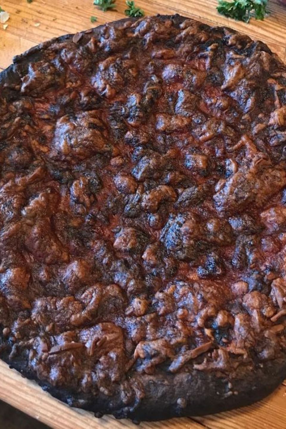 Nein, Kate Hudson präsentiert hier keinen Schokoladenkuchen: Die Schauspielerin zeigt ihren Fans, was passiert, wenn man die Pizza in den Ofen stellt, unbedingt keinen Timer einstellt und sich ein entspannendes Gläschen Wein gönnt. Nein, Kate Hudson präsentiert hier keinen Schokoladenkuchen: Die Schauspielerin zeigt ihren Fans, was passiert, wenn man die Pizza in den Ofen stellt, unbedingt keinen Timer einstellt und sich ein entspannendes Gläschen Wein gönnt.
