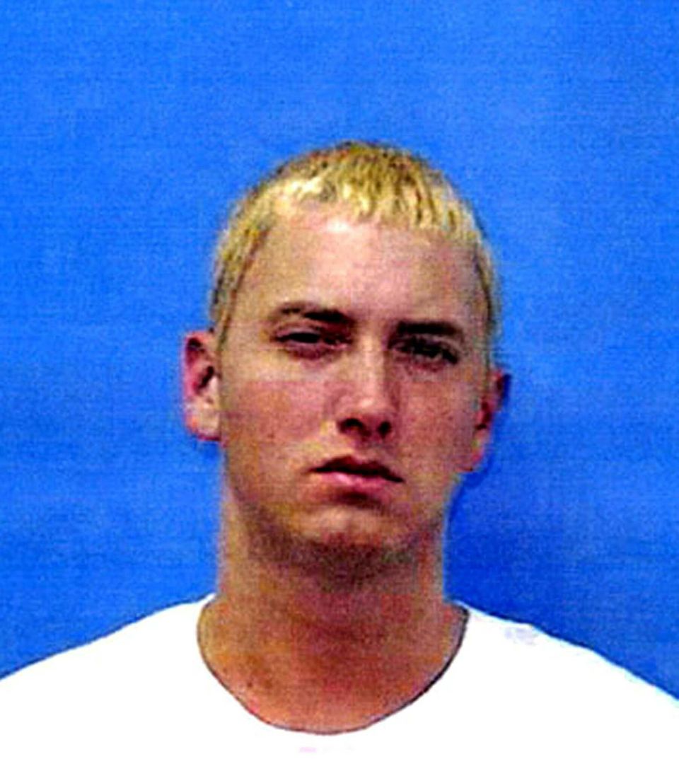 Eminem   Der Rapper wird im Juni 2000 zwei Mal wegen Waffenbesitz in Michigan festgenommen. Dieses Foto wird von Eminem gemacht, nachdem er sich außerhalb eines Clubs mit einem Mann geprügelt hat (er soll seine damals Nochehefrau Kim geküsst haben) und bei ihm eine versteckte Waffe gefunden wird.