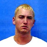 Eminem   Der Rapper wird im Juni 2000 zwei Mal wegen Waffenbesitz in Michigan festgenommen. Dieses Foto wird von Eminem gemacht, nachdem er sich außerhalb eines Clubs mit einem Mann geprügelt hat (er soll seine damals Nochehefrau Kim geküsst haben) und bei ihm eine versteckte Waffe gefunden wird.