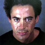 Robert Downey jr.   In Los Angeles ,1996, wird der spätere "Ironman"-Star wegen Drogeneinflusses festgenommen. Später wird er zusätzlich wegen Drogen- und Waffenbesitzes verhaftet. Das Gericht schickt ihn darauf in eine Rehab-Klinik.