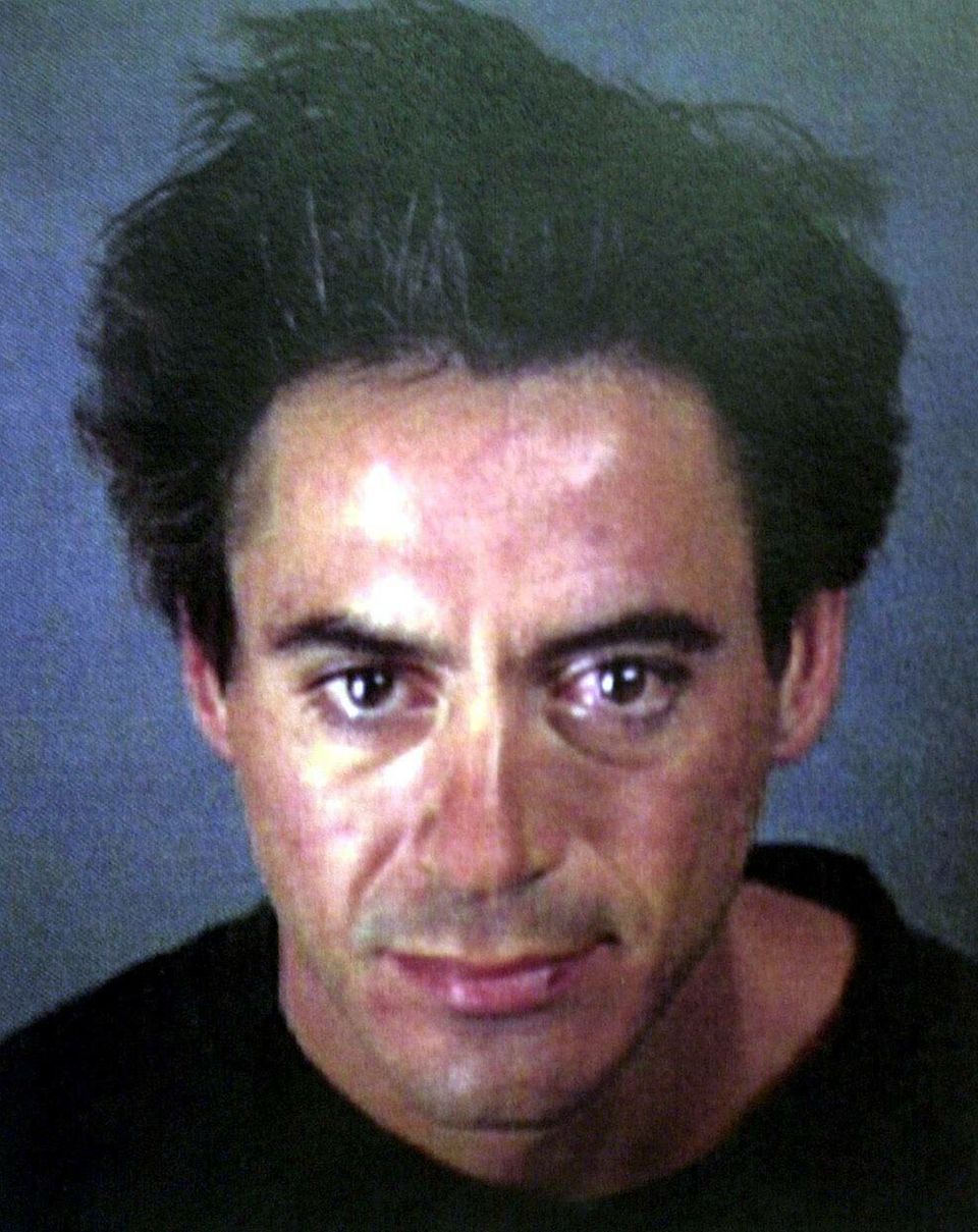 Robert Downey jr.   In Los Angeles ,1996, wird der spätere "Ironman"-Star wegen Drogeneinflusses festgenommen. Später wird er zusätzlich wegen Drogen- und Waffenbesitzes verhaftet. Das Gericht schickt ihn darauf in eine Rehab-Klinik.